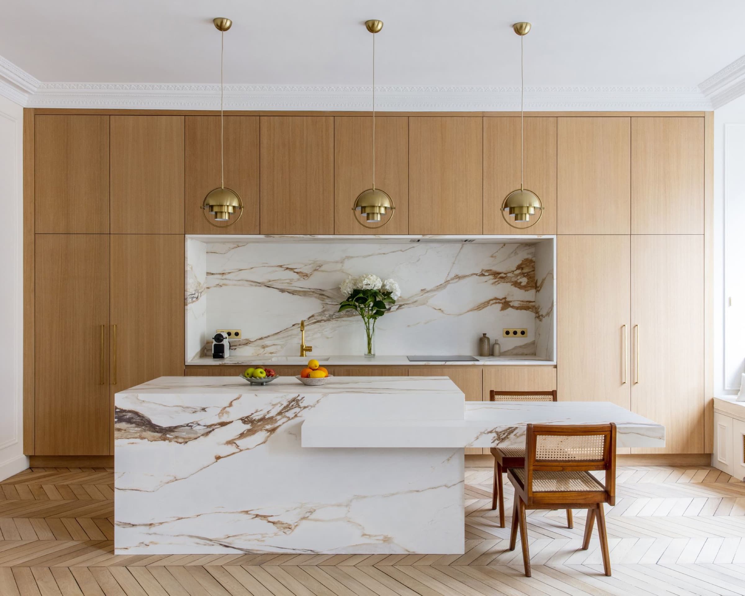 Cuisine avec îlot et crédence en céramique Antique Oro