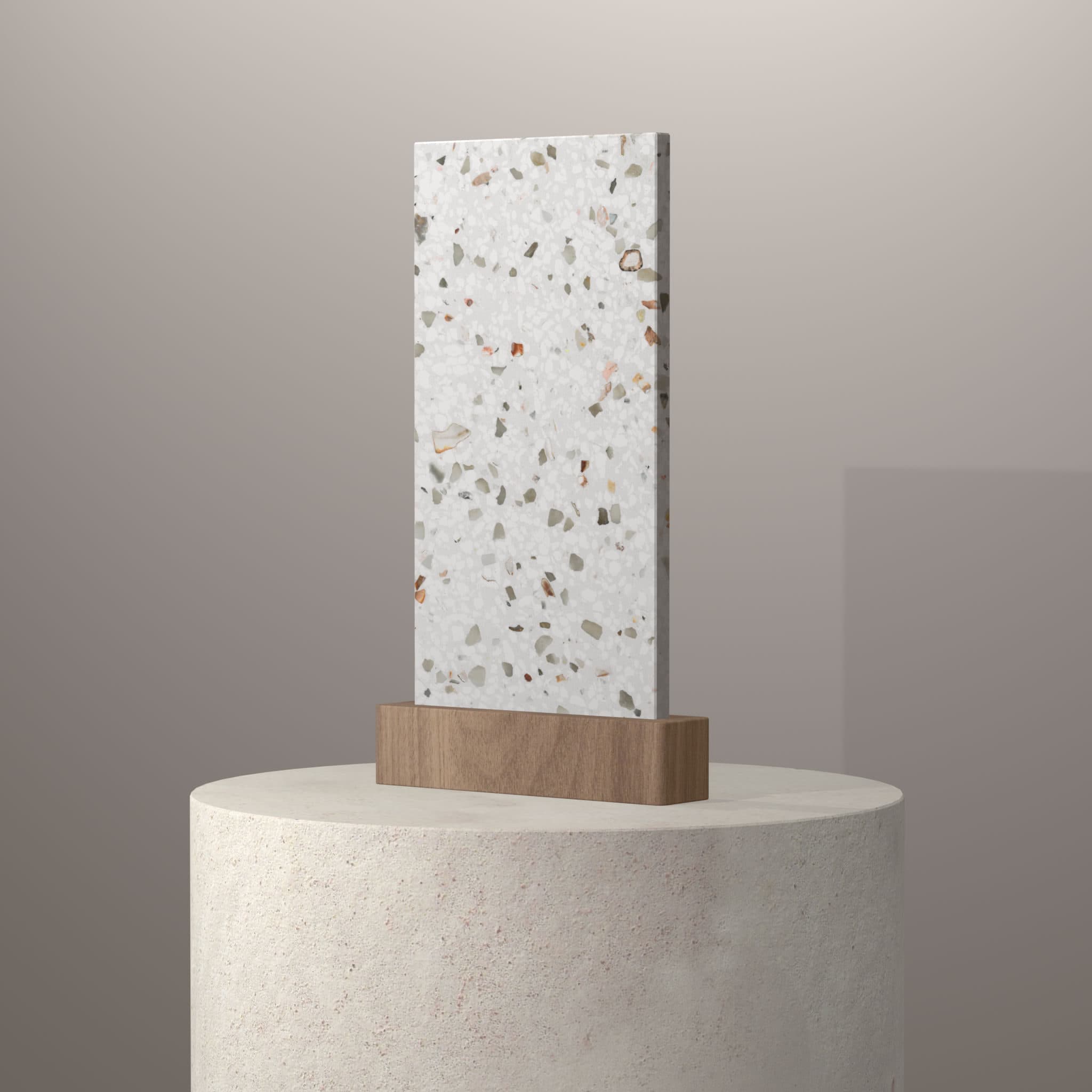 Tranche Terrazzo Perle présentée sur piédestal