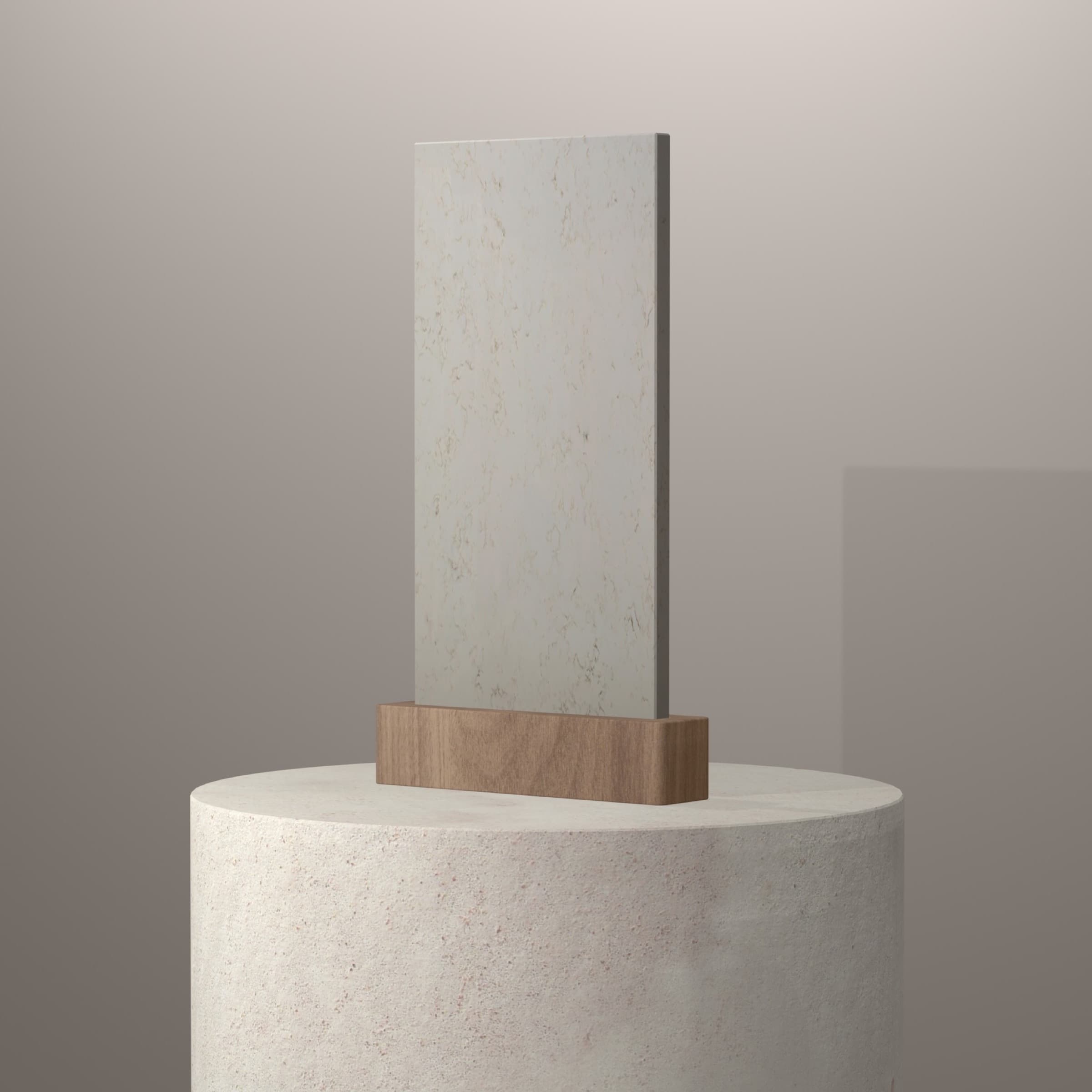 Tranche Carrara Ambera présentée sur piédestal