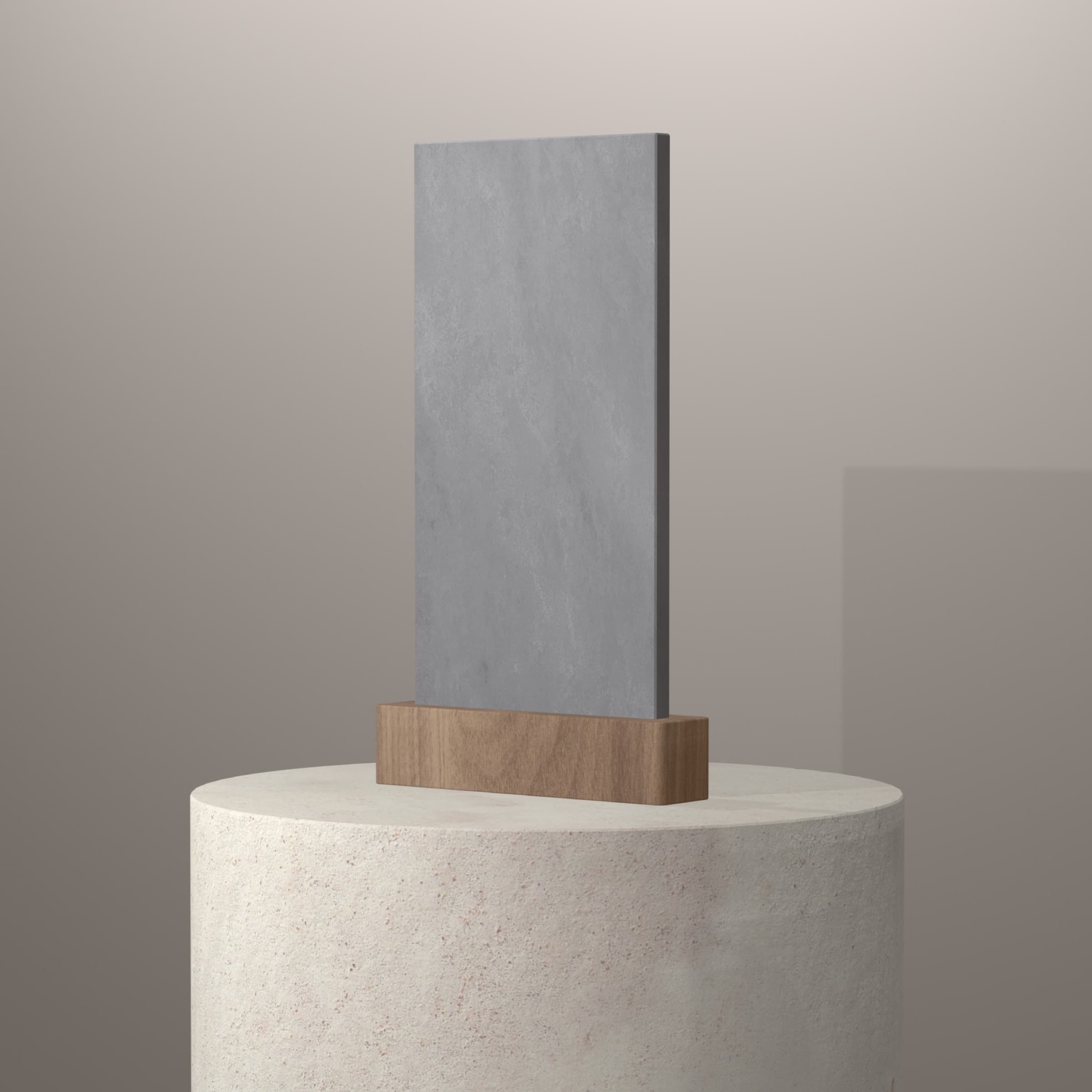 Tranche Concrete Cloud Sable présentée sur piédestal